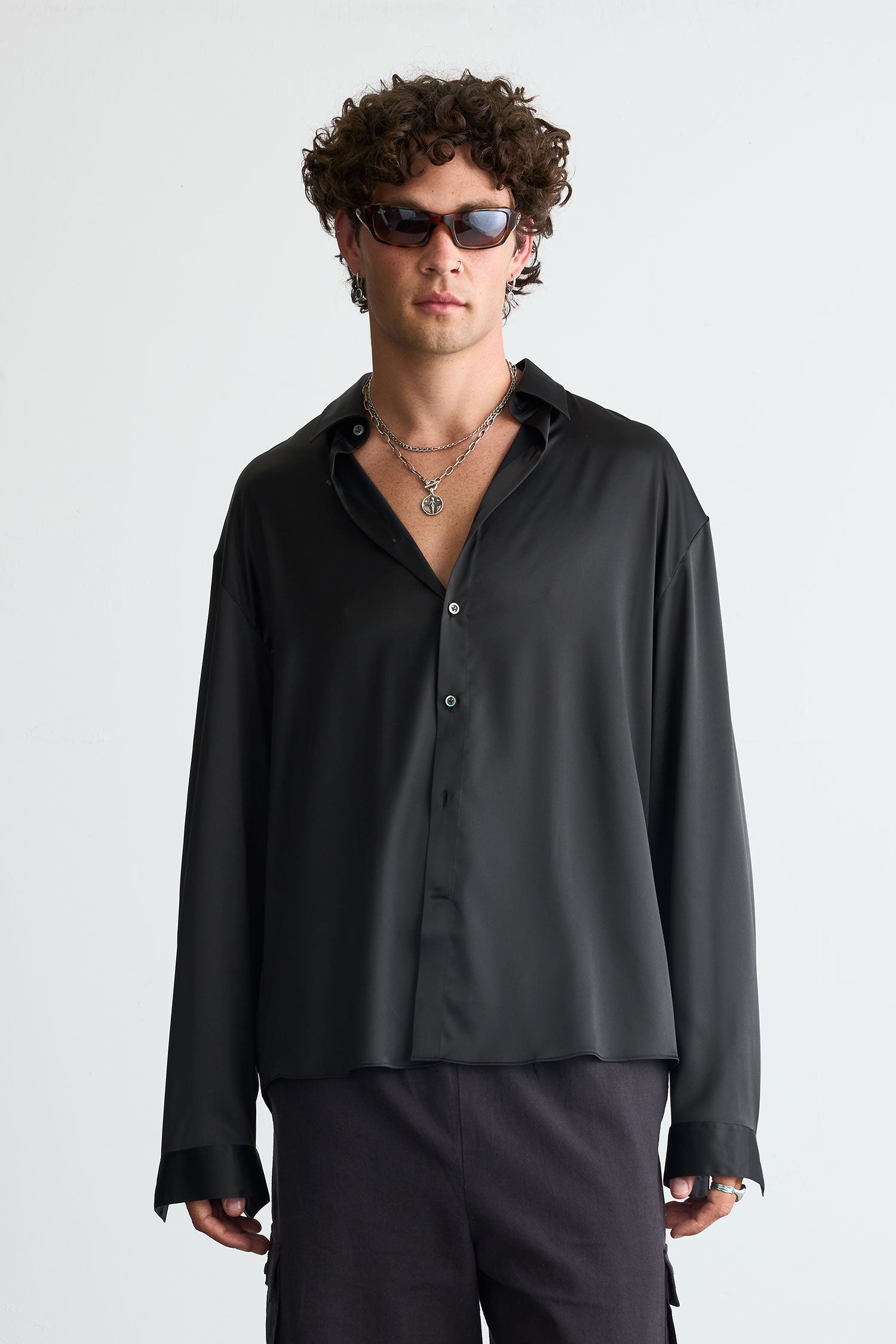 Model is 189cm/6'2” wearing size 40